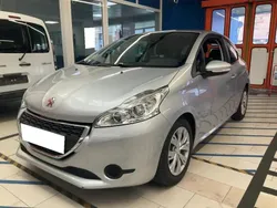 Gris Utilisé 2012 Peugeot 208 Active Citadine | 8 700 € (Prix cher)