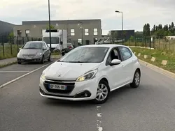Blanc Utilisé 2016 Peugeot 208 Active Citadine | 5 490 € (Bon prix)