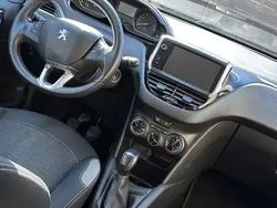 Utilisé 2016 Peugeot 208 Style Citadine | 4 999 € (Prix juste)