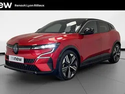Rouge Utilisé 2023 Renault Mégane Iconic Berline | 28 890 € (Prix juste)