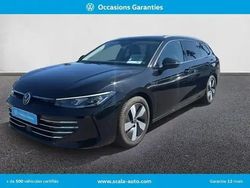 Grenadilla black metallic Utilisé 2024 VW Passat Elegance+ Break | 36 990 € (Prix assez cher)