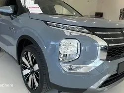 Gris Nouvelle 2025 Mitsubishi Outlander P-HEV Intense SUV | 54 999 € (Bon prix)