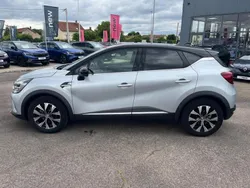 Gris Utilisé 2024 Renault Captur Techno SUV | 23 890 € (Prix juste)