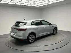 Gris Utilisé 2023 Renault Mégane IV Evolution Berline | 18 799 € (Prix juste)