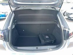 Gris Utilisé 2022 Peugeot e-208 Allure Citadine | 15 899 € (Prix juste)
