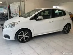 Blanc Utilisé 2017 Peugeot 208 Allure Citadine | 8 990 € (Prix juste)