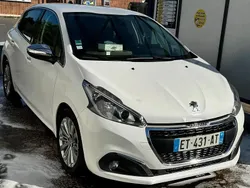 Blanc Utilisé 2017 Peugeot 208 Business-Line Citadine | 7 500 € (Prix juste)