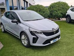 Gris Nouvelle 2025 Renault Clio V Evolution Berline | 21 680 € (Prix assez cher)