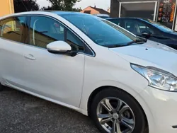 Blanc Utilisé 2012 Peugeot 208 Allure Citadine | 7 490 € (Prix assez cher)