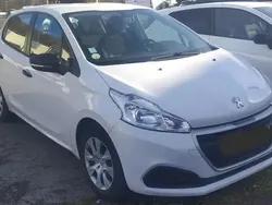 Blanc Utilisé 2015 Peugeot 208 Active Citadine | 5 000 €
