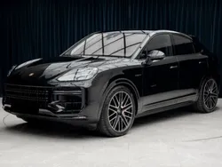 Nouvelle 2024 Porsche Cayenne Turbo E-Hybrid SUV | 195 000 € (Prix assez cher)