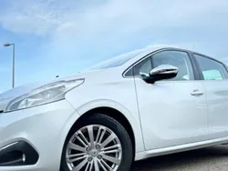 Blanc Utilisé 2015 Peugeot 208 Allure Citadine | 5 990 € (Bon prix)