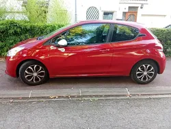 Rouge Utilisé 2015 Peugeot 208 Citadine | 5 200 € (Bon prix)