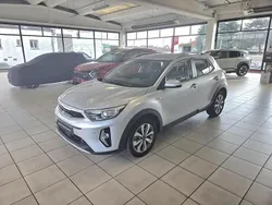 Gris Utilisé 2024 Kia Stonic Active SUV | 19 790 € (Prix juste)