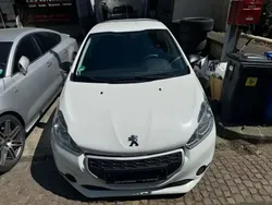 Blanc Utilisé 2015 Peugeot 208 Style Citadine | 6 900 €