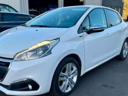 Blanc Utilisé 2017 Peugeot 208 Style Citadine | 8 790 € (Prix assez cher)