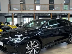 Noir Utilisé 2024 VW Golf VIII R-line Citadine | 30 990 € (Prix assez cher)