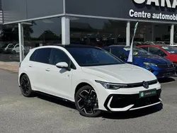Blanc Nouvelle 2025 VW Golf VIII R-line Berline | 36 890 € (Prix juste)
