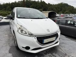 Blanc Utilisé 2013 Peugeot 208 Access Citadine | 4 990 € (Prix cher)