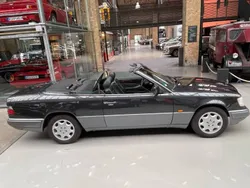 Noir Utilisé 1995 Mercedes E200 Cabriolet | 29 900 €