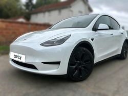 Blanc Utilisé 2024 Tesla Model Y Standard Range SUV | 35 290 € (Prix juste)