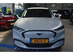 Blanc Nouvelle 2025 Ford Mustang Mach-E Standard Range SUV | 41 024 € (Prix juste)
