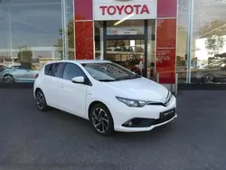 Blanc Utilisé 2017 Toyota Auris Hybrid Design Berline | 14 490 € (Prix assez cher)