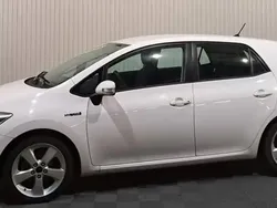 Blanc Utilisé 2011 Toyota Auris Hybrid Executive Berline | 11 900 € (Prix assez cher)