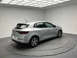 Gris Utilisé 2023 Renault Mégane IV Evolution Berline | 17 999 € (Prix juste)