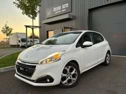Blanc Utilisé 2017 Peugeot 208 Active Citadine | 7 490 € (Prix juste)
