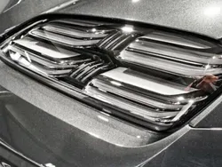 Gris Nouvelle 2024 Porsche Macan SUV | 95 990 € (Prix assez cher)