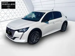 Blanc Utilisé 2022 Peugeot e-208 Allure Citadine | 16 980 € (Prix juste)
