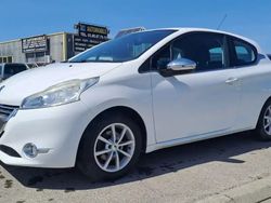 Blanc Utilisé 2013 Peugeot 208 Active Citadine | 8 990 €