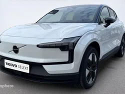 Blanc cristal métal/toit noir Utilisé 2025 Volvo EX30 Plus SUV | 39 400 € (Prix juste)