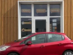Rouge Utilisé 2015 Peugeot 208 Active Citadine | 6 990 € (Prix juste)