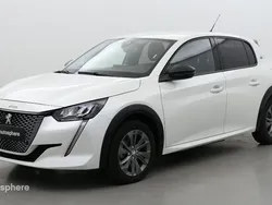 Blanc Utilisé 2022 Peugeot e-208 Allure Citadine | 16 799 € (Prix juste)