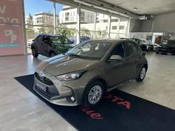 Bronze impérial (m) Utilisé 2023 Toyota Yaris Hybrid Business Edition Berline | 19 960 € (Prix juste)