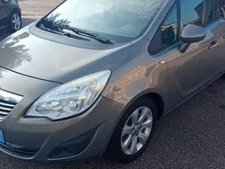 Gris Utilisé 2012 Opel Meriva Monospace | 3 950 € (Prix cher)