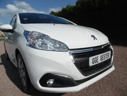 Blanc Utilisé 2018 Peugeot 208 Premium Citadine | 6 990 €