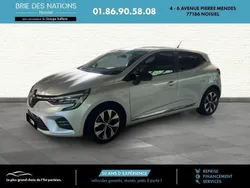 Gris Utilisé 2023 Renault Clio V Evolution Berline | 16 890 € (Prix juste)