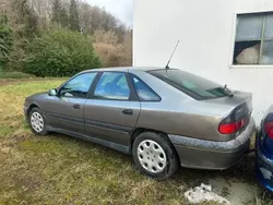 Gris Utilisé 2000 Renault Safrane Citadine | 550 €