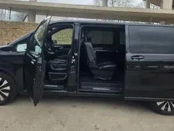 Noir Utilisé 2023 Mercedes V220 Monospace | 52 000 € (Prix assez cher)