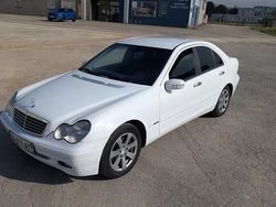 Blanc Utilisé 2000 Mercedes C240 Classic Berline | 4 000 €