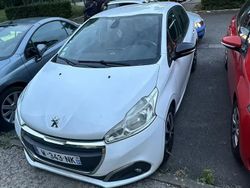 Blanc Utilisé 2015 Peugeot 208 Allure Citadine | 5 500 € (Prix juste)
