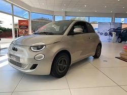 Glossy greige Utilisé 2025 Fiat 500e S Citadine | 30 600 €