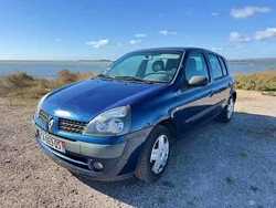 Bleu Utilisé 2003 Renault Clio II Authentique Berline | 2 799 € (Prix assez cher)