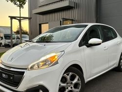Blanc Utilisé 2017 Peugeot 208 Active Citadine | 7 990 € (Prix juste)