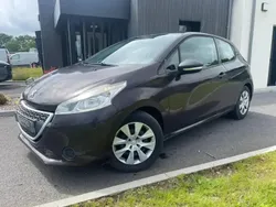 Rouge Utilisé 2013 Peugeot 208 Access Citadine | 5 990 € (Prix juste)