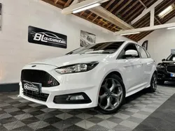 Blanc Utilisé 2015 Ford Focus ST Berline | 18 990 € (Prix juste)