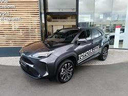 Gris atlas Utilisé 2025 Toyota Yaris Hybrid Design SUV | 28 490 € (Prix cher)